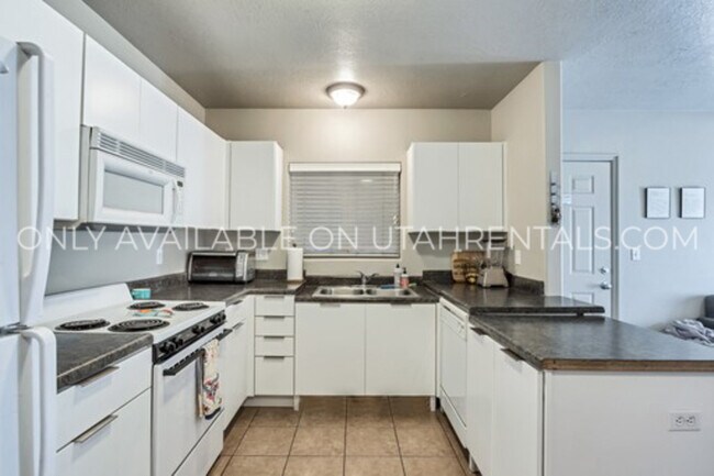 Building Photo - 859 E 620 N