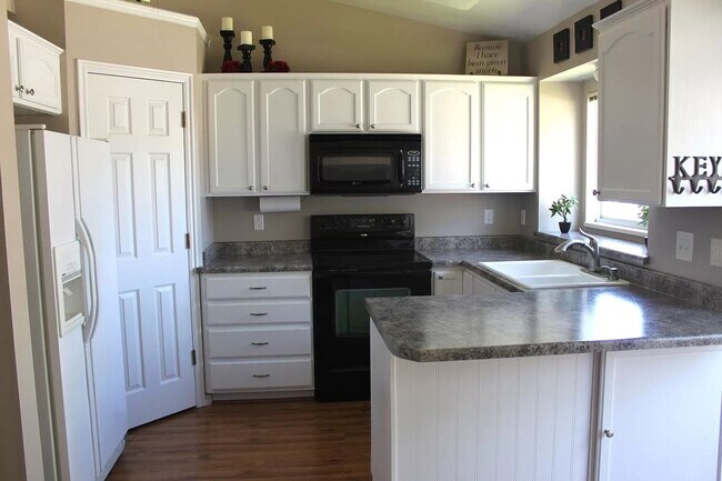 Building Photo - Must See!! 4 bedrooms 2 baths house in Lay...