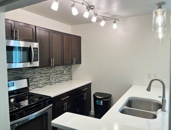 Foto del edificio - 3431 N Hills Dr