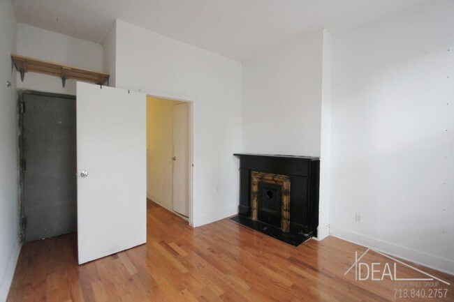 Building Photo - 367 Menahan St