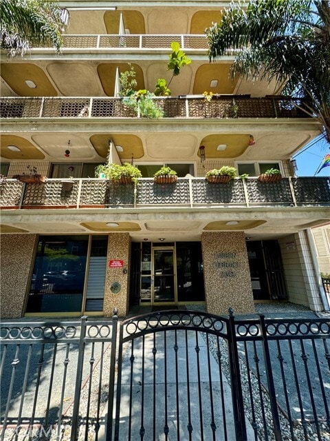 Building Photo - 230 Linden Ave