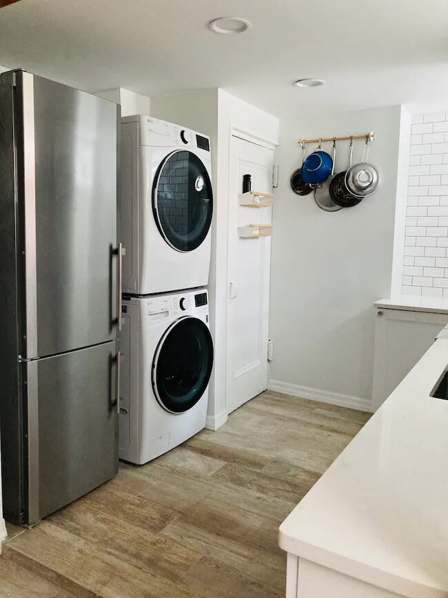 Kitchen - 226 E 7th St