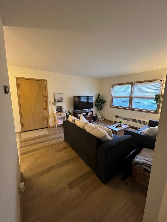 Foto del edificio - 1001 E Pleasant St