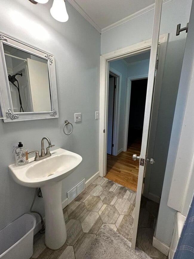 Full Bathroom - 12 Hiawatha Ave