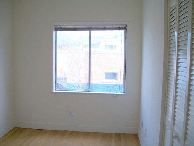 Building Photo - A Bright Sunny 1 bedroom, with Hardwood Fl...