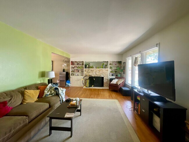 Foto del edificio - Expansive 5-bedroom, 2.5-bath home with incredible mountain views!