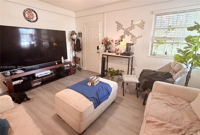 Foto del edificio - 8144 Harding Ave