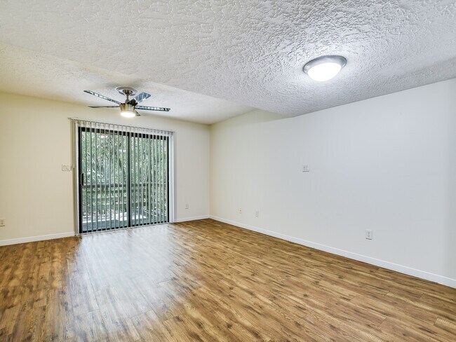Sala de estar y comedor de concepto abierto, perfectos para compartir una comida o como zona de estudio con varios escritorios. - Windmill Townhomes & Duplexes