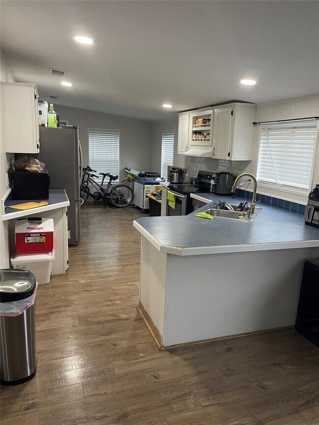 Foto del edificio - 5859 SW 29th Ave