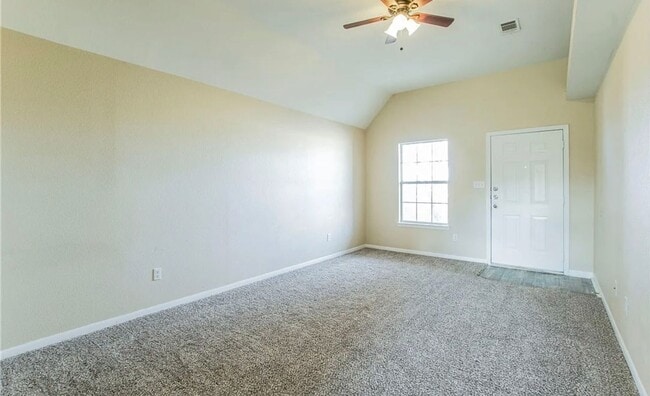 Building Photo - AVAILABLE NOW! - 2 WEEKS FREE (SECTION 8 A...