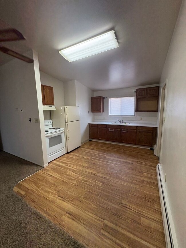Building Photo - 920 &amp; 920 1/2 Crist Dr