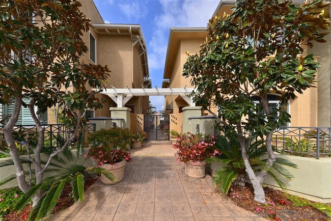 Building Photo - 7832 Ivanhoe Ave