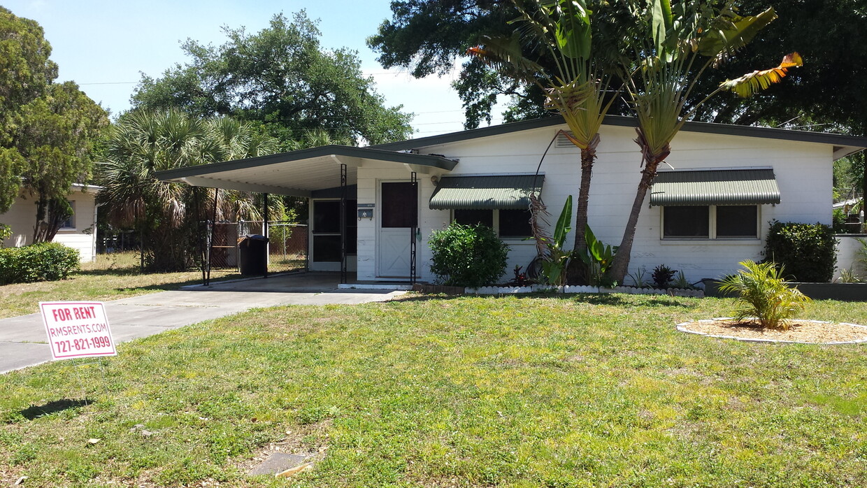 Primary Photo - Great 2/1 home w/Large fenced in back yard...