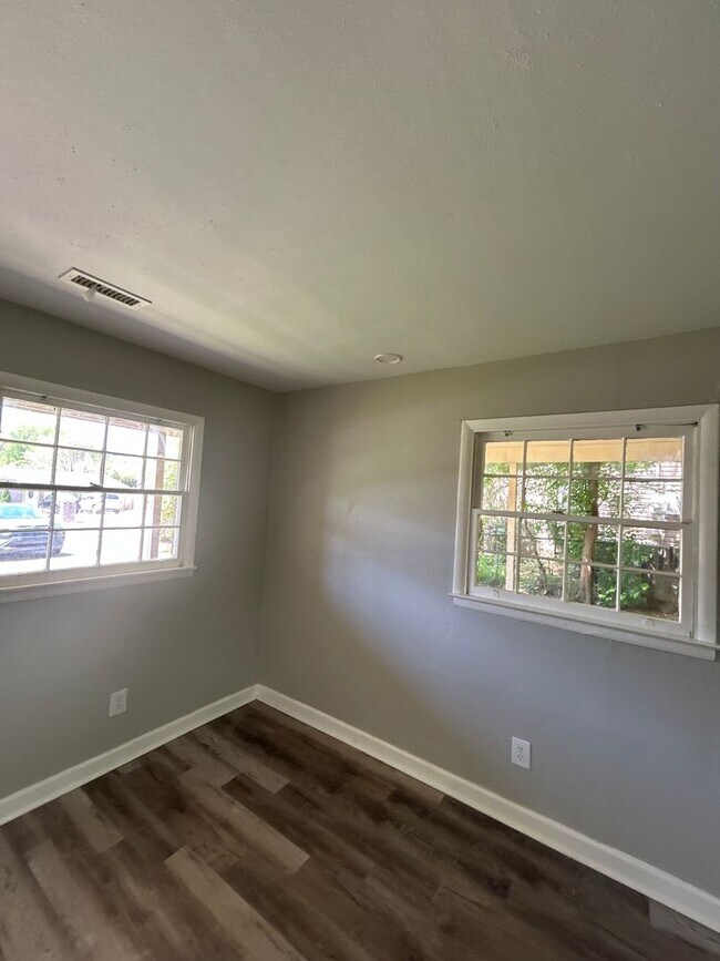 Foto del edificio - 3bedroom 1BA brick home with carport