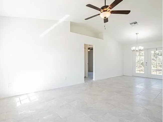 Building Photo - 3/2/1 Single Family Home Available – Cozy,...