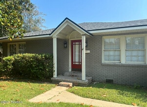 Building Photo - 121 Oak Crest Dr