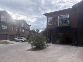 Building Photo - 220 Metz Ln