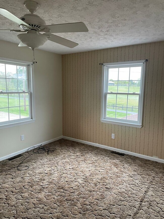 Building Photo - 3 Bedroom Outside City Limits!