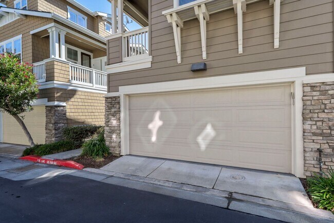 Foto del edificio - 2 Bed / 2.5 Bath beautiful end unit townho...