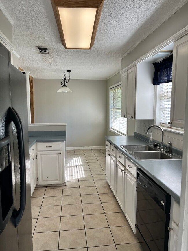 Foto del edificio - 3 Bedroom 2 Bathroom House in Genoa School District!