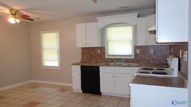 Foto del edificio - 4704 Lumary Dr NW
