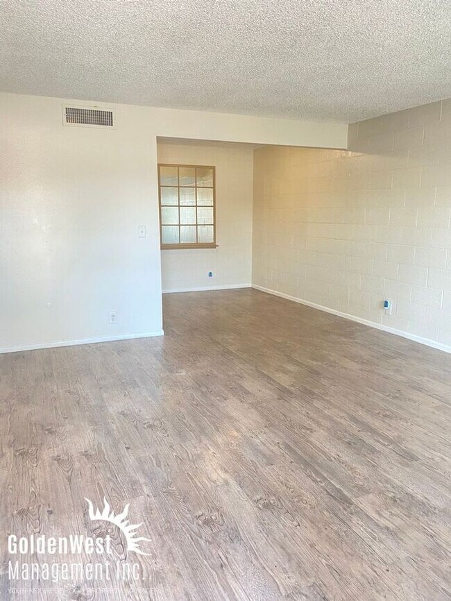 Foto del edificio - 565 S Royal Crest Cir