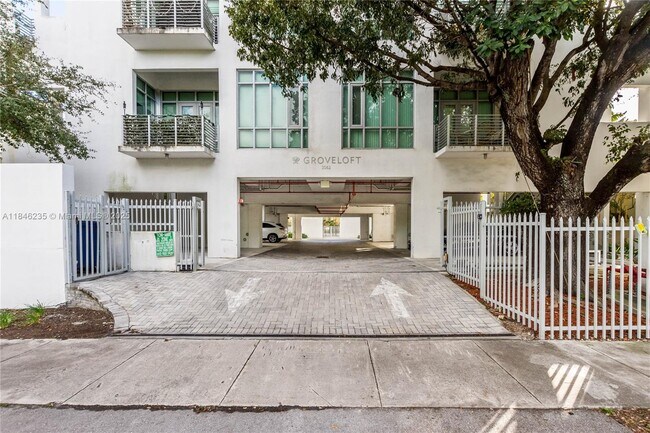 Foto del edificio - 3062 Bird Ave