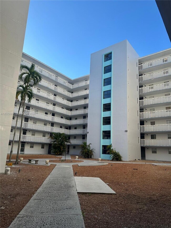 Foto del edificio - 15600 NW 7th Ave