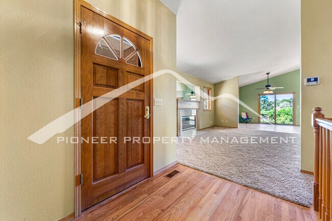 Foto del edificio - Spacious Home with Central AC and Gas Fireplace