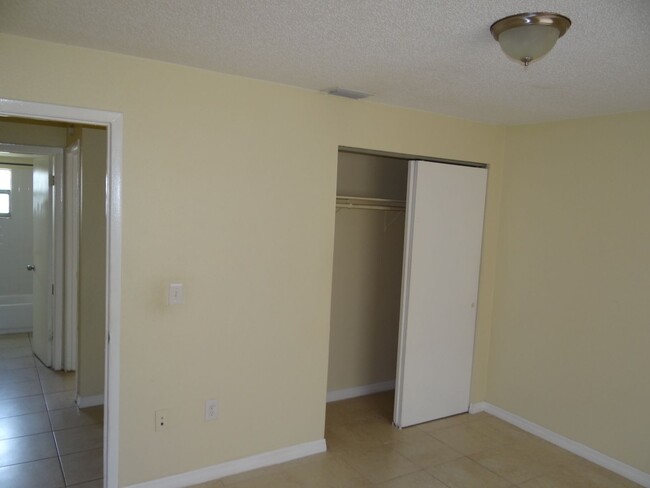 Building Photo - Super Clean 2 bedroom 1 bath