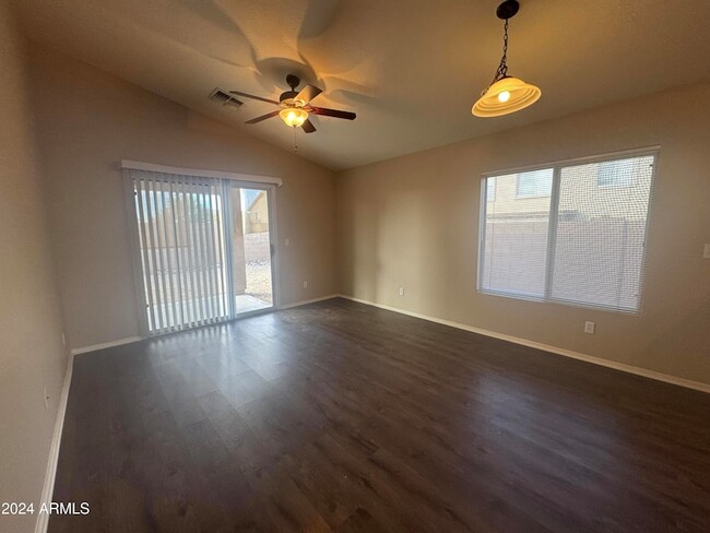 Foto del edificio - 22661 W Mesquite Dr