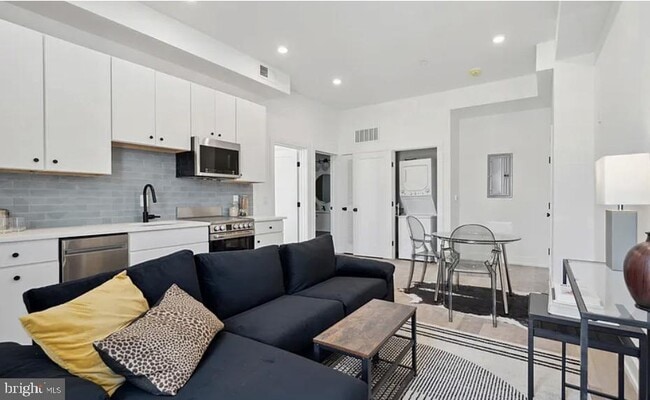 Building Photo - 3040 Richmond St