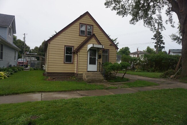 Building Photo - Quaint single family home with 3 season po...