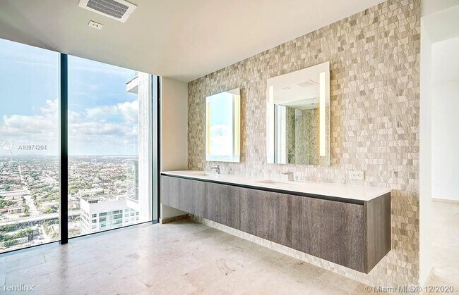 Building Photo - 4 br, 3.5 bath Condo - 88 SW 7th St Apt 3800