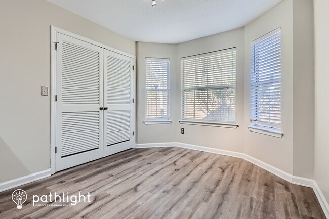Foto del edificio - 589 Lakewater View Ln