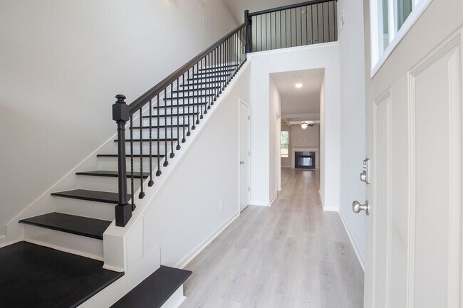 Building Photo - Gorgeous 4/3 w/ 2-Car Garage in New Hawthorne Station Subdivision in College Park!
