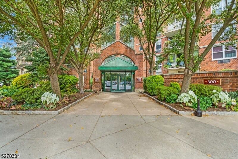 Primary Photo - 300 Main St