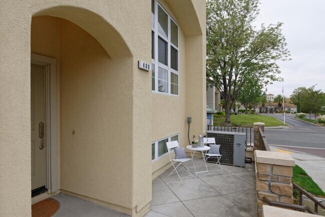 Foto del edificio - 400 Toyama Dr