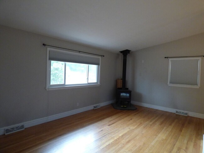 Building Photo - Perfect 2 Bedroom House