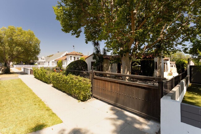 Foto del edificio - Beautiful 3 Bedroom Home in Prime North Hollywood Location