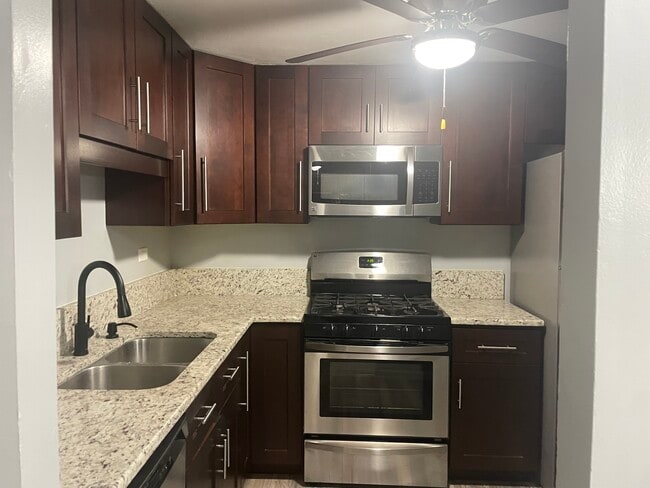 Foto del edificio - 225 Barcliffe Ln