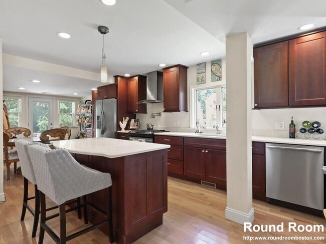 Building Photo - 66 Saunders St