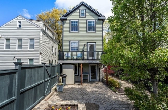Building Photo - 66 Thorndike St