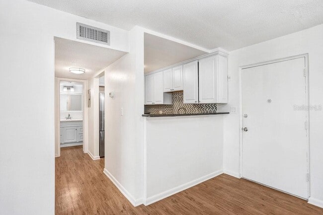 Building Photo - 2302 S Manhattan Ave