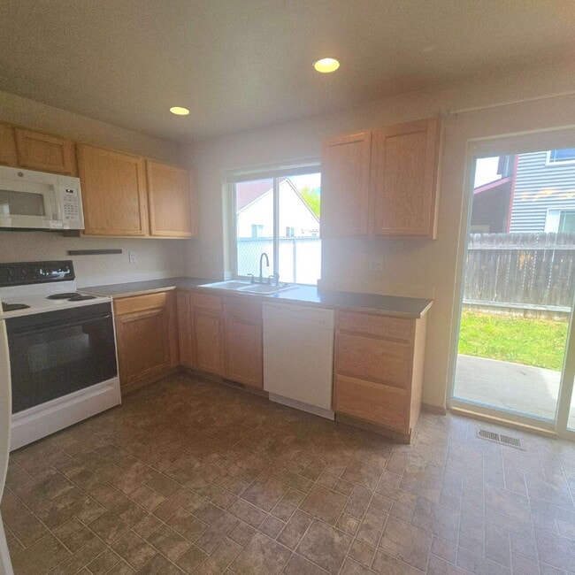 Foto del edificio - 3 bedroom 2.5 Baths, 2 car garage