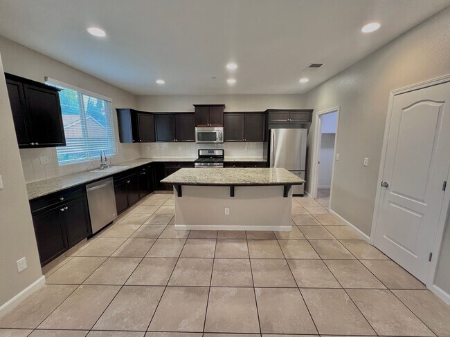 Foto del edificio - $2,695 Ashlan & Dewolf, 4 bedroom - Buckin...
