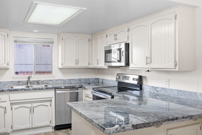 Building Photo - 2077 Hill Way