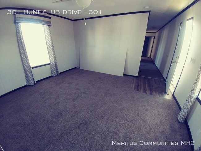 Building Photo - 301 Hunt Club Dr