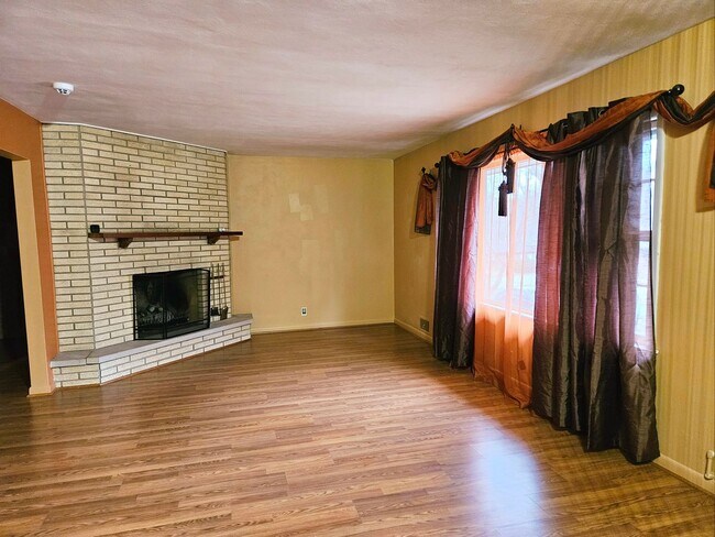 Building Photo - 3 bedroom, 1.5 bath