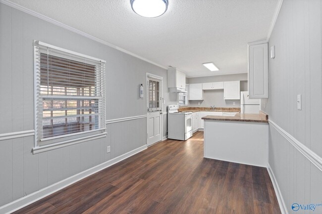 Building Photo - 2106 Windover Dr NE